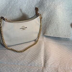 Coach Cream Leather Shoulder Bag with Gold Chaino. Off whit